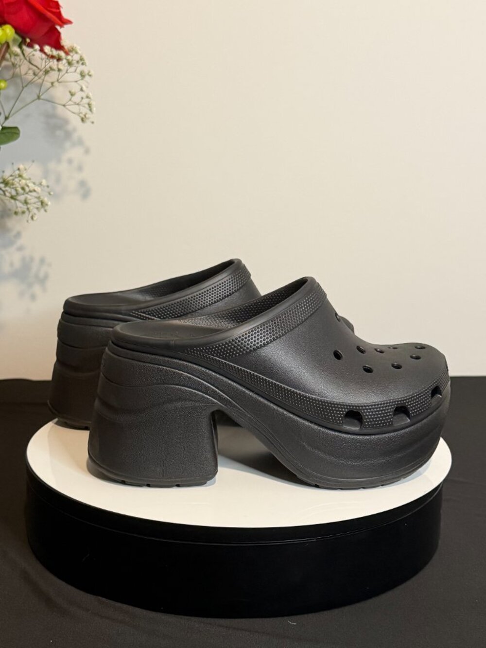 Siren Crocs (Mens 5, Womens 7) - Picture 6 of 9
